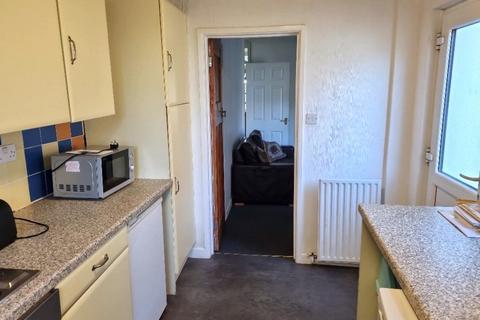4 bedroom detached house to rent, Canford Road, Bournemouth, BH11 8