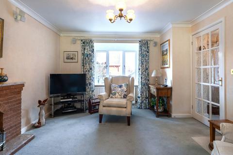 2 bedroom end of terrace house for sale, Yew Tree Gardens, Henley-in-Arden, B95