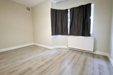 2 bedroom flat to rent, Watford Way, London NW7