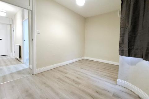 2 bedroom flat to rent, Watford Way, London NW7