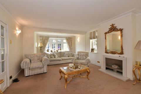 4 bedroom chalet for sale, Wingletye Lane, Hornchurch, Essex