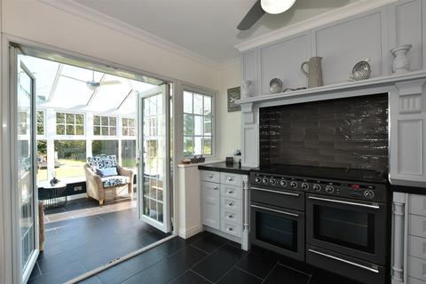 4 bedroom chalet for sale, Wingletye Lane, Hornchurch, Essex