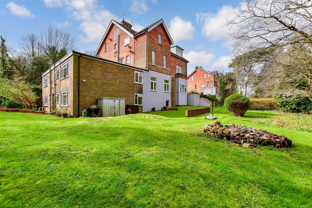 Nutfield Road, Redhill, Surrey 1 bed ground floor flat for sale - £190,000