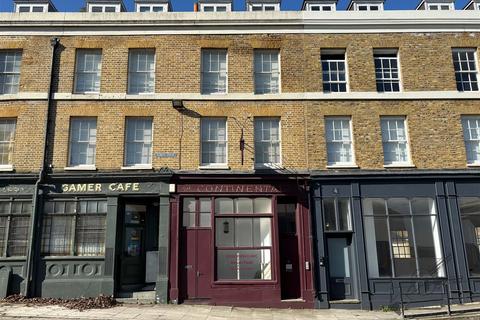 Shop to rent, Town Pier, Gravesend, Kent