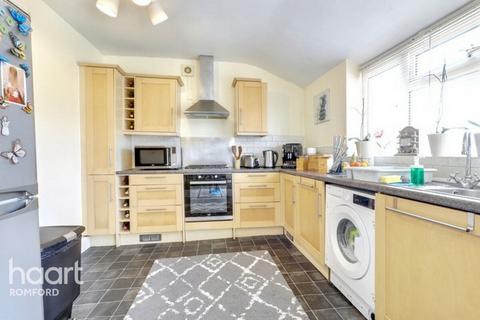 2 bedroom maisonette for sale, North Street, Romford, RM1 1DT