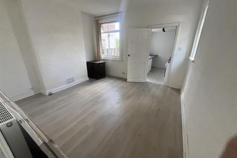 2 bedroom end of terrace house to rent, Primrose Street, Carlton