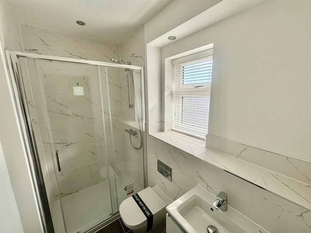 Banbury ensuite, Lackham Place.jpg