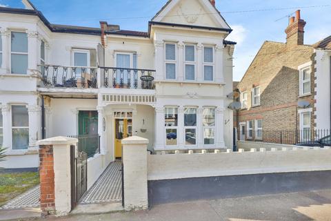 3 Elderton Road, Westcliff-on-sea, SS0 8AG