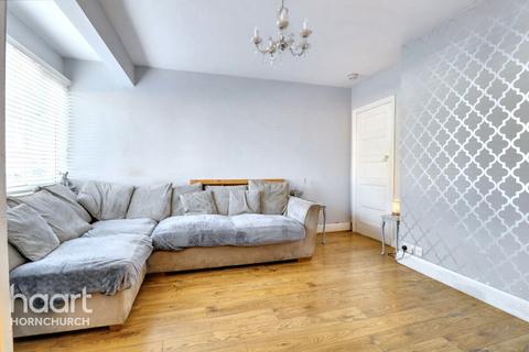 3 bedroom terraced house for sale, Brian Close, Hornchurch