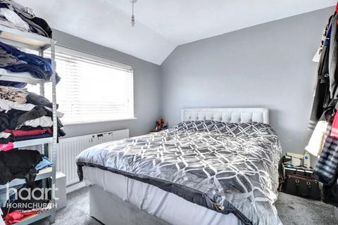 3 Brian Close, Hornchurch, RM12 4SL