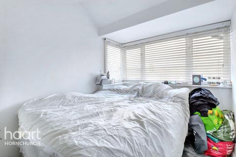 3 Brian Close, Hornchurch, RM12 4SL