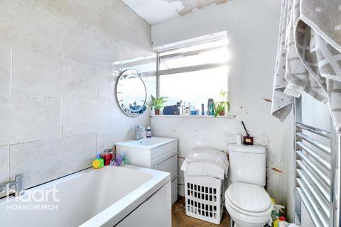 3 Brian Close, Hornchurch, RM12 4SL