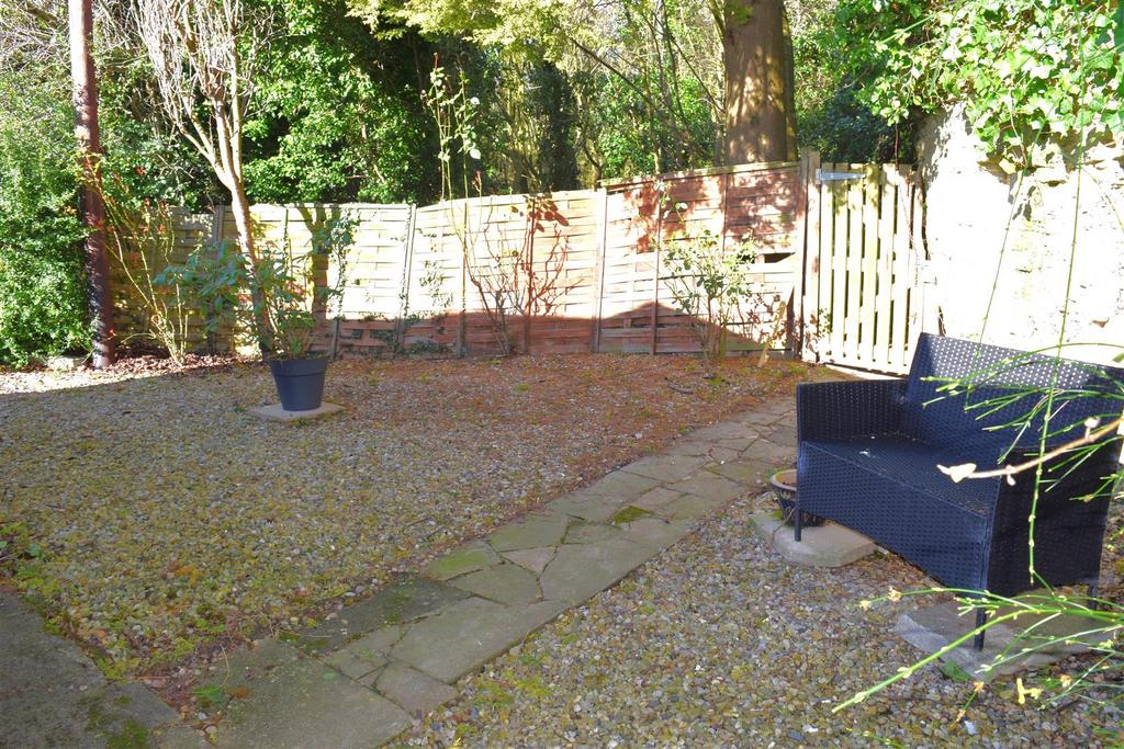 Enclosed patio garden + parking