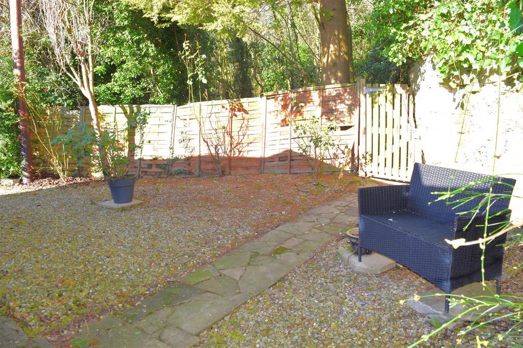 Enclosed patio garden + parking