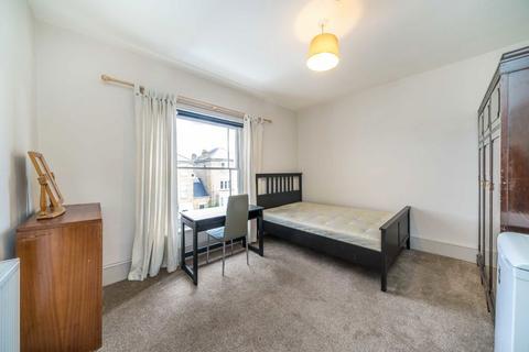 3 bedroom flat to rent, Montague Road, Richmond TW10