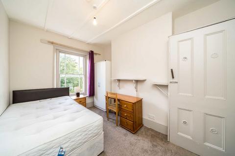 3 bedroom flat to rent, Montague Road, Richmond TW10