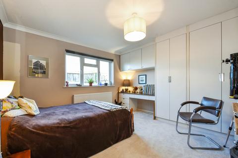 6 Dover Close, Alresford, SO24 9PG