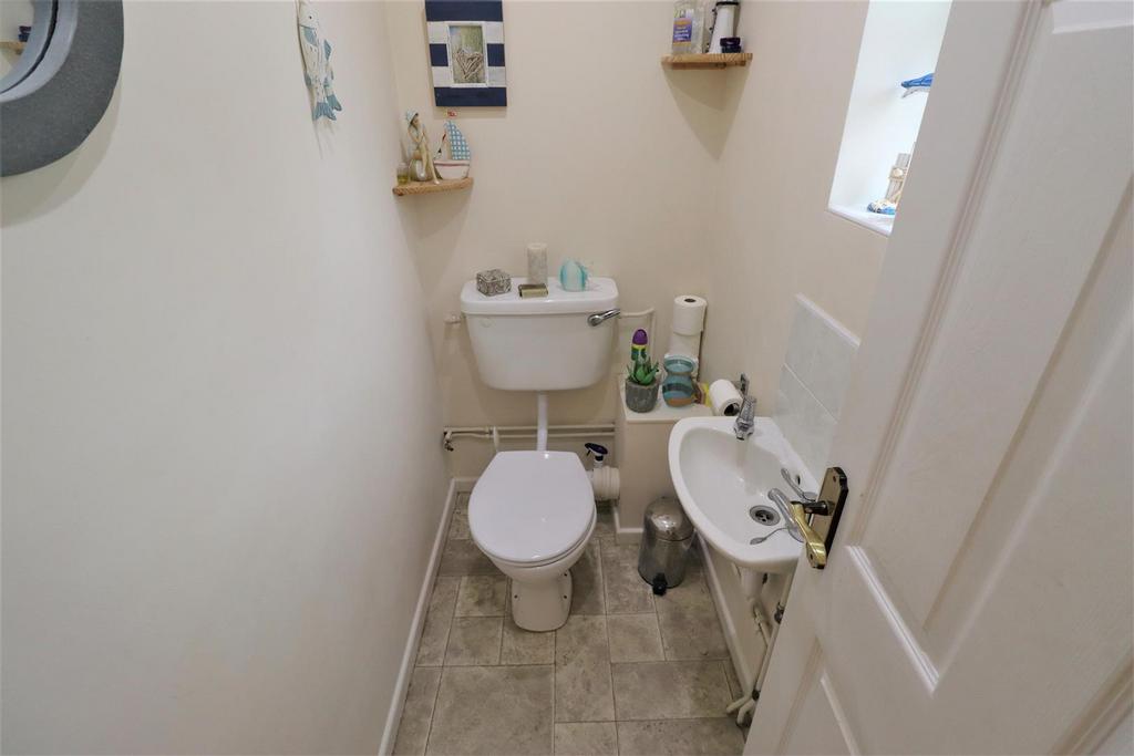 Guest cloakroom with wc