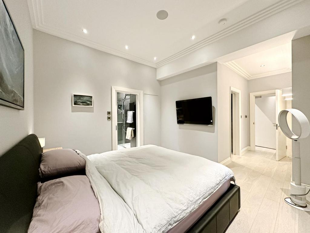 Master Bedroom (1)