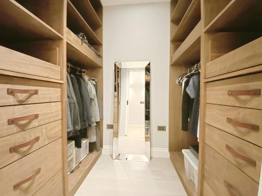 Master Bedroom Walk in wardrobe