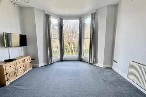 2 bedroom apartment to rent, Esplanade Gardens, Scarborough