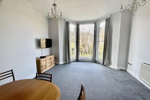 2 bedroom apartment to rent, Esplanade Gardens, Scarborough