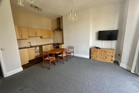 2 bedroom apartment to rent, Esplanade Gardens, Scarborough