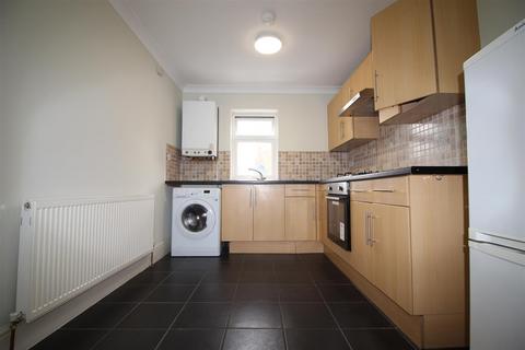 3 bedroom apartment to rent, First Avenue, London E17