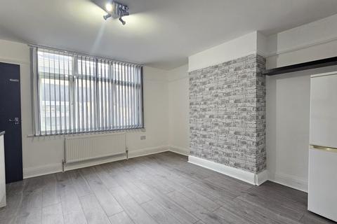 2 bedroom flat to rent, York Parade, Great West Road, Brentford, TW8