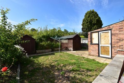 2 bedroom semi-detached bungalow to rent, Smallmead, Horley