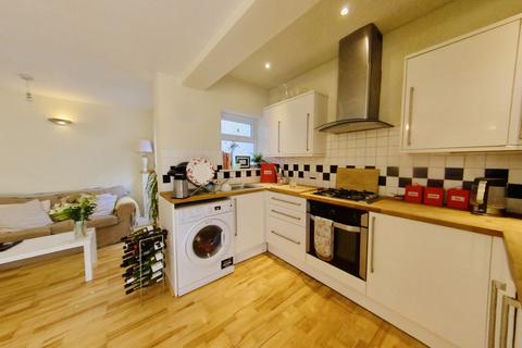 3 bedroom flat to rent, Garratt Lane, London SW18