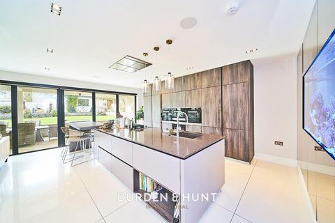 5 bedroom detached house for sale, Connaught Avenue, Loughton, IG10