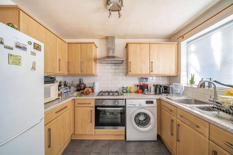 1 bedroom flat for sale, Greenway Close, Friern Barnet, London, N11