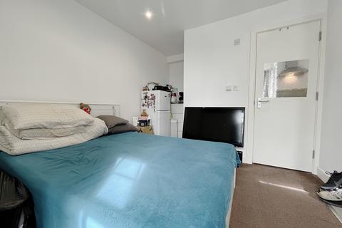 Studio to rent, Spring Grove Road, Hounslow, TW3