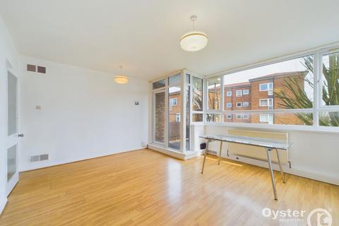 3 bedroom flat for sale, Bowes Road, London, N11