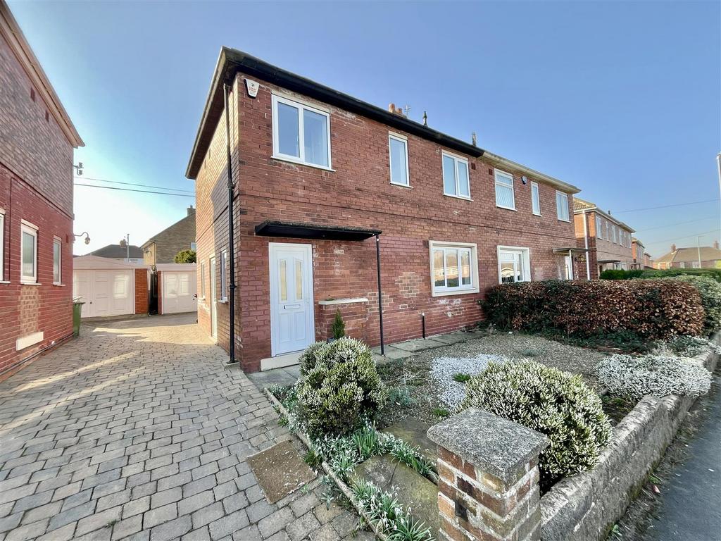Queensway, Garforth, Leeds 3 bed semi-detached house - £240,000