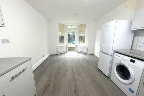 2 bedroom apartment to rent, Ritches Road, N15