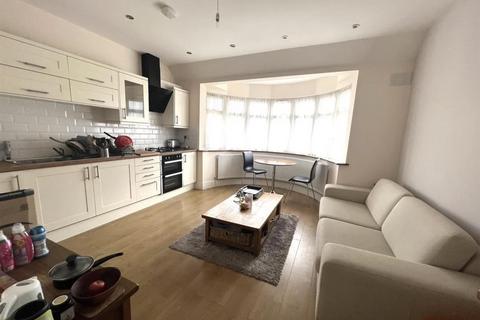 1 bedroom in a house share to rent, Park Avenue North, London