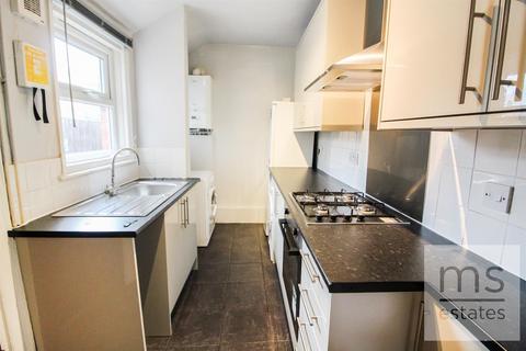 4 bedroom end of terrace house to rent, Ednaston Road, Nottingham NG7