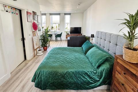 Studio to rent, Kilburn High Road, London, NW6