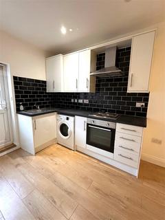 2 bedroom apartment to rent, West Green Road, London N15