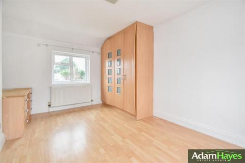 3 bedroom end of terrace house to rent, Barfield Avenue, London N20