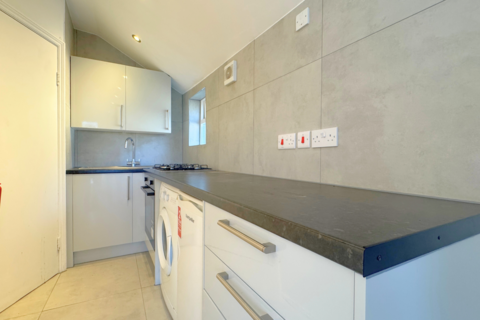 Studio to rent, Wickham Lane, London