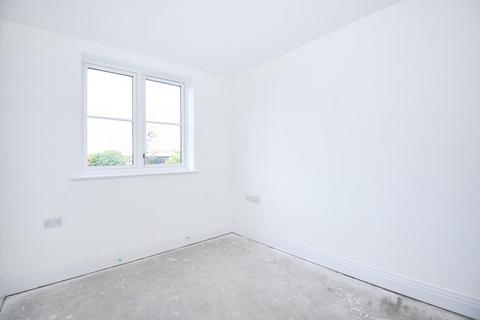 3 bedroom flat to rent, Carew Road,  Northwood,  HA6