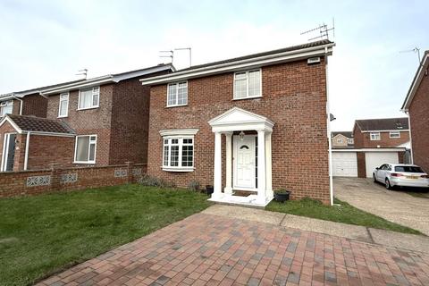 4 bedroom detached house to rent, Rushlake Way, NR33 8SA