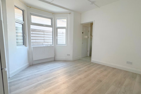 Studio to rent, Wickham Lane, London