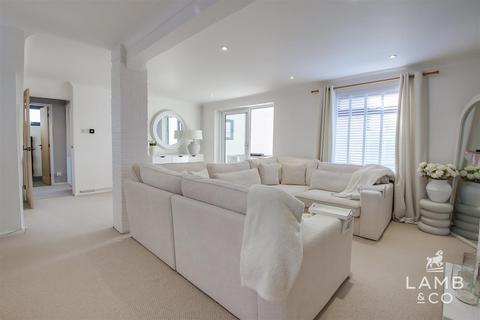 43 Constable Avenue, Clacton-on-sea, CO16 8XA