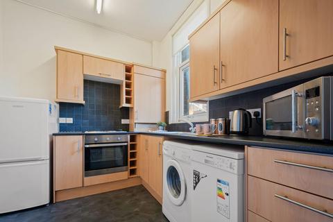 3 bedroom flat to rent, Headingley Lane, Leeds