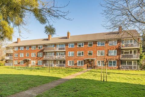 3 bedroom flat for sale, Queenswood Avenue, Hampton TW12