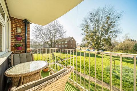 3 bedroom flat for sale, Queenswood Avenue, Hampton TW12